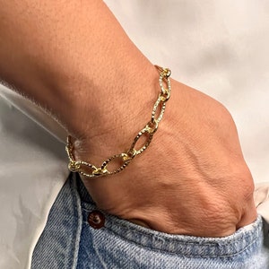 14K Yellow Gold Oval Link Bracelet: Textured Minimalist Design