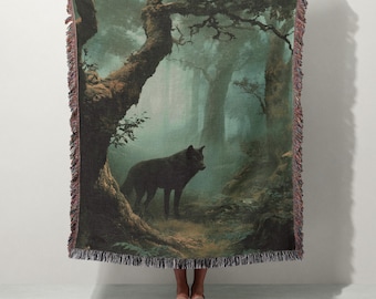 Schwarzer Wolf im Zauberwald Webdecke | Dark Fantasy Wohnkultur | Wandteppich aus 100% Baumwolle | Mystische Waldkunst