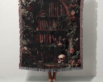 Gothic Bücherregal Kunst | Dark Academia Rosen und Totenköpfen | Vintage Bibliothek Dekor | Gewebte Decke & Wandteppich | 100% Baumwolle