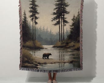 Wilderness Bear River Webdecke | Natur Landschaft Cabochon Dekor | Rustikaler Wald Kunst Überwurf | 100% Baumwolle