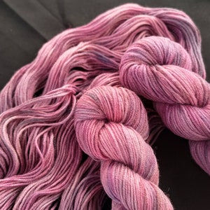 Handgefärbtes Garn aus Bambus/Wolle: 8fach Morganite 50g/95m limitierte Auflage, sattes braun gefärbtes Garn, Bambus-Viskose-Mischgarn, pinkes DK-Garn