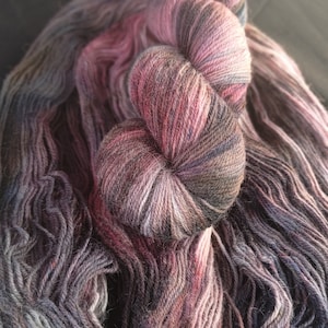 Handgefärbte Sockenwolle: Sockenwolle 4fach "Supermassive Black Hole" 100g/400m Garn, rauchgraue Töne, 80/20 Merino und Lincolnwolle