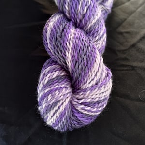 Handgesponnenes Kunstgarn: 208g dickes handgesponnenes Kunstgarn, australische Merinowolle, handgesponnenes Merinogarn, gestreiftes Farbverlaufsgarn