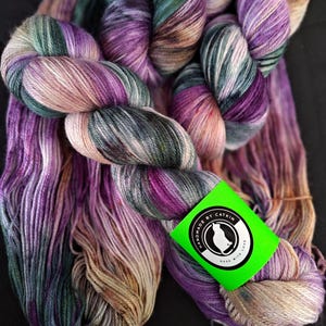 Handgefärbtes australisches Merino & Bambusgarn - 4fach "Dionysus" 100g/ 400 m lila/grün/hellbraun handgefärbtes Garn, 50/50 Merinowolle und Bambusgarn