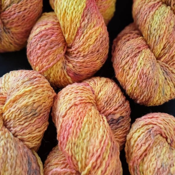 Fil de coton boucle vintage teint à la main : 8ply « braise incandescente » 100g/274m texturé fil de coton teint à la main fil recyclé, fil de feu, couleurs de flamme