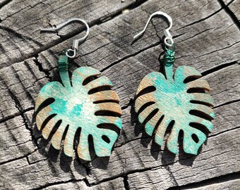 Pendientes de hoja deliciosos Monsterio: Pendientes de madera sostenible con ganchos de plata de primera ley, pendientes hechos a mano en verde azulado y oro rosa