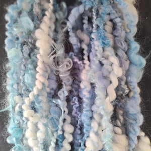 Handgesponnenes künstlerisches Garn: 66g handgesponnenes Garn in blau und weiß, Merinogarn, Bambusgarn, handgesponnenes Kunstgarn, Spiralgarn,