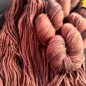 Handgefärbtes Bambus-/Wollgarn: 8-fädiges „Mahogany“ 50 g/95 m, limitierte Auflage, sattes Braunton-gefärbtes Garn, Bambus-Viskose-Mischgarn, braunes DK-Garn
