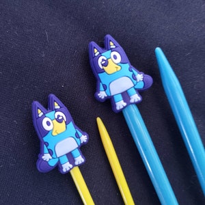 Protetores de agulhas de tricô/porta-agulhas de tricô: conjunto de 2 protetores de agulhas de cachorro azul heeler, pontas de silicone, toppers de cachorro de desenho animado, gorros de tricô
