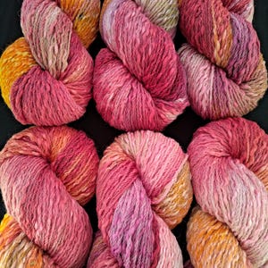 "Handgefärbtes Wolle/Baumwollgarn: 8-fach ""Ares"" 100g/200m weinrot texturierte australische Merinowolle orange rote Flammentöne."