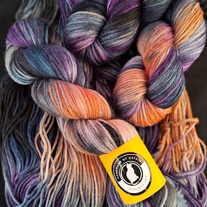 - Handgefärbtes australisches Merino & Bambusgarn - 8fach "Orpheus" 100g/ 195 m schwarz/blau/lila handgefärbtes Garn 50/50 Merinowolle und Bambus handgefärbt