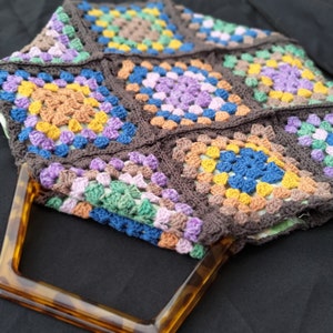 Sac carré grand-mère au crochet : fil teint à la main, sac au crochet et cousu main avec fermeture à glissière et poignées en imitation écaille de tortue, 100 % coton
