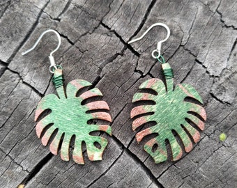 Pendientes Monsterio delicioso hoja: Pendientes de madera sostenible con ganchos de plata de primera ley, pendientes hechos a mano en verde botella y rojo metalizado