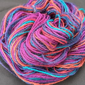 Handgesponnenes künstlerisches Garn: 117g Arangewicht, selbst streifendes handgesponnenes Garn, Corriedale Wolle und handgesponnenes, 3-fädiges Retro 90s Garn