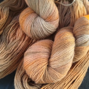 Handgefärbtes Possum-Merinogarn: Sockengewicht 4-fach „Jupiter“, 100 g/400 m, handgefärbtes Garn, orange-braune Töne, 80/20 Merinowolle und Possum-Garn