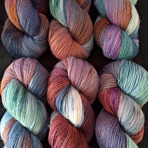 Handgefärbte Sockenwolle, Sockenwolle 4fach ""Boulder Opal"" 100g/400 m, blau-/braun-/lilatöne, 80/20 Merino- und Lincoln-Wolle