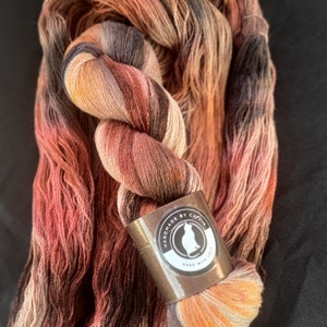 Handgefärbtes Kamel-Merinogarn: Spitzengewicht 2-fach „Boudicca“, 50 g/700 m, handgefärbtes Garn, Braun-Schwarz-Grau-Töne, 50/50 Merinowolle und Babykamel