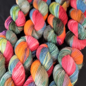 Handgefärbtes Angora- und Merinogarn: 4-fädiges Sockengarn ""Possum Magic"" 50g/200m, chaotische Regenbogentöne, 80/20 Merino Angora als Kaninchenwolle