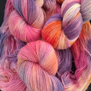 Handgefärbte, nylonfreie Sockenwolle: Sockenwolle 4fach ""Hestia"" 100g/400 m, Pink-/Lila-/Orangetöne, 80/20 Merino- und Lincoln-Wollgarn