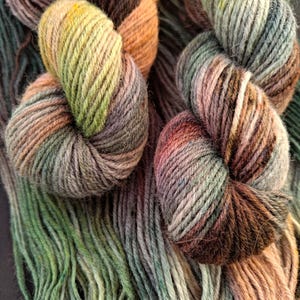 Handgefärbtes 5fädiges Demeter Garn 50g/ 144m Wolle in Grün, Schwarz, Orange und Grau, 100% superwash Wolle