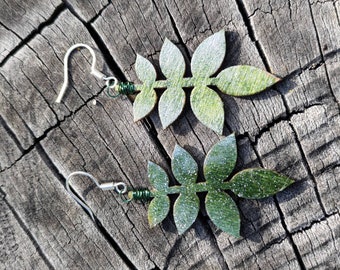 Pendientes Leafy de madera con brillo, madera sostenible, pendientes de madera, con ganchos de plata de primera ley, verde botella y plata, pendientes hechos a mano