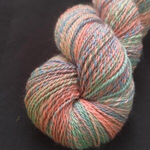 Handgesponnenes künstlerisches Garn: 105g 5fach handgefärbte Merinowolle, australische Merinowolle, korallefarbene, blau-mintfarbene Merinowolle, handgesponnenes Garn