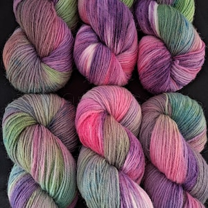 Handgefärbtes Sockengarn: Sockenwolle 4fach "Antheia" 100g/400 m, Grün-/Pink-/Lilatöne, 80/20 Merino- und Lincoln-Wollgarn
