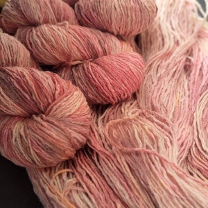 "Handgefärbtes Wolle/Baumwoll-Garn: 8-fädiges ""Carnelian"" 100g/200m UV-aktives handgefärbtes handgefärbtes Merino-Wollgarn mit roter Kastanienbraun-Baumwolle