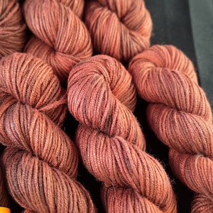 Handgefärbtes Bambus-/Wollgarn: 8-fädiges „Terracotta“ 50 g/95 m, limitierte Auflage, sattes Braunton-gefärbtes Garn, Bambus-Viskose-Mischgarn, braunes DK-Garn
