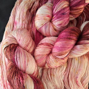 &quot;Handgefärbtes australisches Merino- und Seidengarn - &quot;&quot;Eurydice&quot;&quot; 100g/440 m rosa braun handgefärbtes Garn, 50/50 Merinowolle und Maulbeerseide