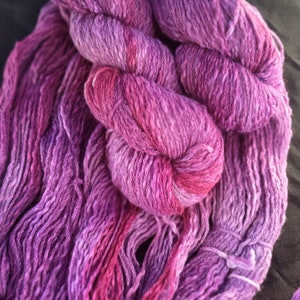 Handgefärbtes Woll-/Baumwollgarn: 8-fädiges „Murex“ 100 g/200 m, Royal Purple, strukturierte handgefärbte australische Merinowolle, rosa und lila bunte Töne