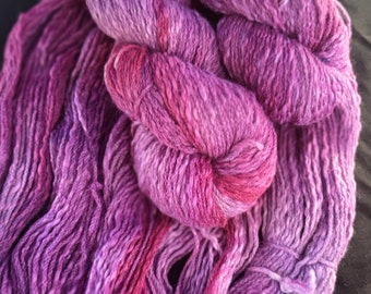 Filato di lana/cotone tinto a mano: "Murex" 8 capi 100 g/200 m Viola Reale testurizzato lana merino australiana tinta a mano, toni variegati di rosa e viola