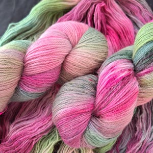 Handgefärbtes Sockengarn: Sockenwolle 4fach "Thorny Rose" 100g/400 m, Pink-/Bordeaux-/Grüntöne, 80/20 Merino- und Lincoln-Wolle