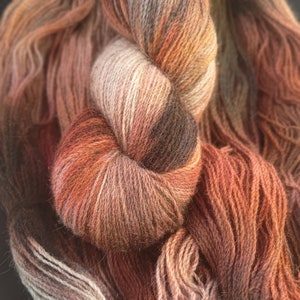 Handgefärbtes Possum-Merinogarn: Spitzengewicht 2-lagig „Boudicca“ 50 g/700 m handgefärbtes Garn, braun-schwarz-orange-grau 75/25 Merinowolle und Possum-Garn