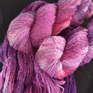 Handgefärbtes Wolle/Baumwollgarn: 8fach ""Amethyst II"" 100g/200m lila handgefärbte australische Merinowolle-Baumwollmischgarn pastel goth."