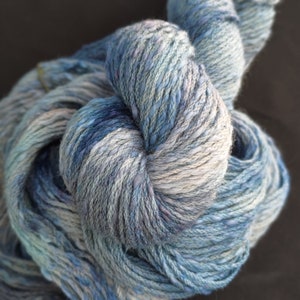 Handgefärbtes Woll-/Baumwollgarn: 8-fädiges „Shibori“ 100 g/200 m, blau, marineblau, weiß, handgefärbt, handgefärbte australische Merinowolle in bunten Dunkelblautönen