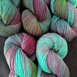 "Handgefärbtes australisches Merinogarn - 8-fach ""Melinoë"" 100g/200 m handgefärbtes Garn, Aqua, Grün, Burgundertöne, 100% Merinowolle."
