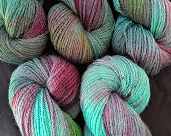 Hilo de merino australiano teñido a mano - DK 8 capas "Melinoë" 100 g/200 m, teñido a mano, tonos aguamarina, verde y burdeos, 100 % lana merino.