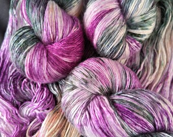 Handgefärbtes australisches Merino & Seidengarn- 4fach "Lavender Fields" 100g/ 440 m lila/grün/hellbraun handgefärbtes Garn, 50/50 Merinowolle und Seidengarn