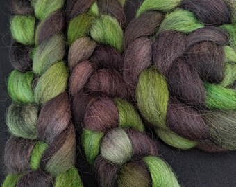 Handgeverfde Faeröer-wolvezel - spinvezel "Elphaba" 100 g groen zwarte handgeverfde vezels, 100% Faeröer wol, zeldzame wolvezels