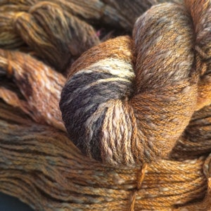 Handgefärbtes Woll-/Baumwollgarn: 8-fach „Boudicca“, 100 g/200 m, dunkle Erdtöne, handgefärbte, rauchbraune Farbtöne aus australischer Merinowolle und Baumwolle