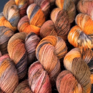 Handgefärbtes Angora- und Merinogarn: 4fach Sockenwolle "Boudicca" 50g/200m Garn, grün braun schwarz orange Töne, 80/20 Merino Angora als Kaninchenwolle
