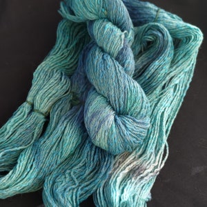 Handgefärbtes Woll-/Baumwollgarn: 8-fädiges „Tide Pool“ 100 g/200 m, Blaugrün, Aqua, strukturierte, handgefärbte australische Merinowolle in verschiedenen Aquablautönen