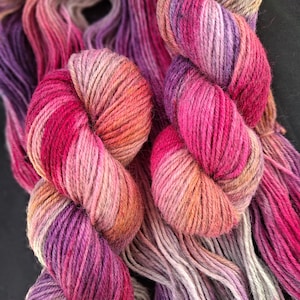 Handgefärbtes 5fädiges Superwash Wollgarn - Sportweight ""Hestia"" 50g/144 m Garn, Fuchsie pink, lila, orange und grau Garn, 100% superwash Wolle