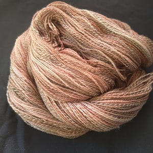 Handgesponnenes künstlerisches Garn: 71g handgefärbte Lace-Merinowolle superwash, Schoko-Mokka-Latte-Töne, gestreiftes handgesponnenes Garn