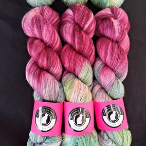 Handgefärbtes australisches Merino & Bambusgarn - 4fach "Hera" 100g/ 400 m weinrot/aqua handgefärbtes Garn, 50/50 Merinowolle und Bambusgarn ombre gefärbt