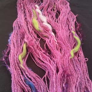 Handgesponnenes Kunstgarn: 52g Upcycling-Garn, handgefärbte superfeine Merinowolle, Mohair, texturiertes Kunstgarn, Mohair, Pink-Lila