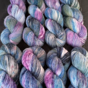 Handgefärbtes Angora- und Merinogarn: 4-fädiges Sockengarn "Blue Lagoon" 50g/200m, Blau- und Lilatöne, 80/20 Merino-Angora-Kaninchengarn
