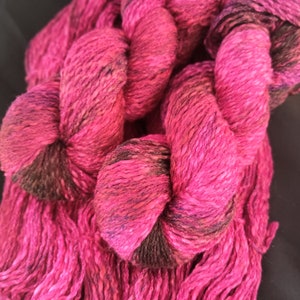 Handgefärbtes Woll/Baumwollgarn: 8-fädig ""Boysenberry"" 100g/200m Lilatöne texturiert, australische Merinowolle Baumwolle magenta violetttöne