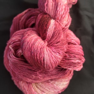 Handgefärbtes Woll-/Baumwollgarn: 8-fach „Cherry Blossom“, 100 g/200 m, rosa-burgunderrot, handgefärbt, handgefärbte australische Merinowolle, rosa-burgunderroter Kastanienbraunton